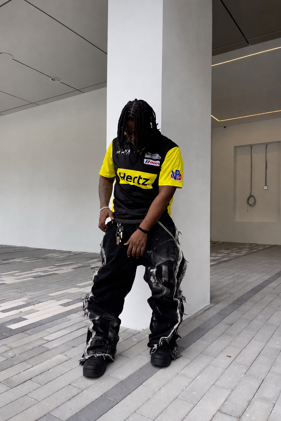 De Vinci Noir Renegade baggy jeans showing relaxed fit, dark wash denim, and classic five-pocket design.