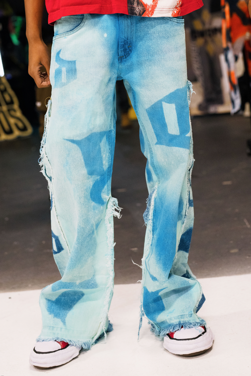 De Vinci Aquamarine wide-leg flared jeans with a relaxed fit and classic denim style, shown in a vibrant aquamarine color.