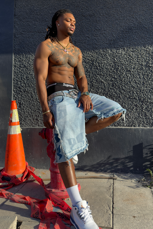 De Vinci Bleached Indigo Baggy Jorts jeans with a relaxed fit and distressed, bleached denim finish.