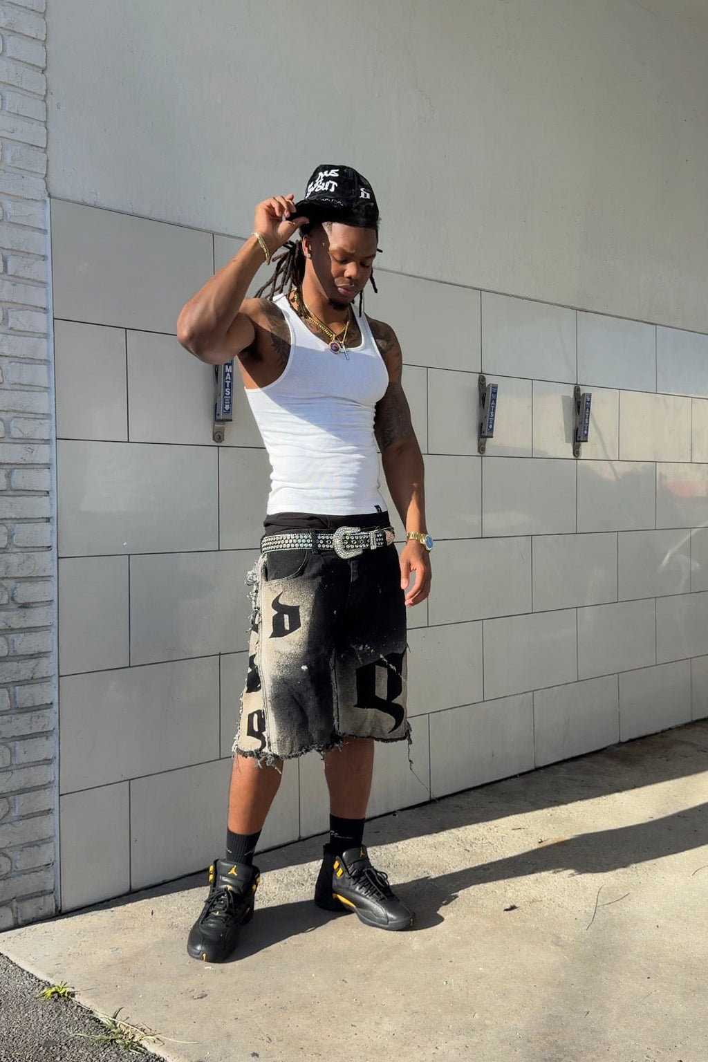 De Vinci Noir Renegade 3/4 Baggy Jorts denim jeans with a relaxed fit and distressed detailing.