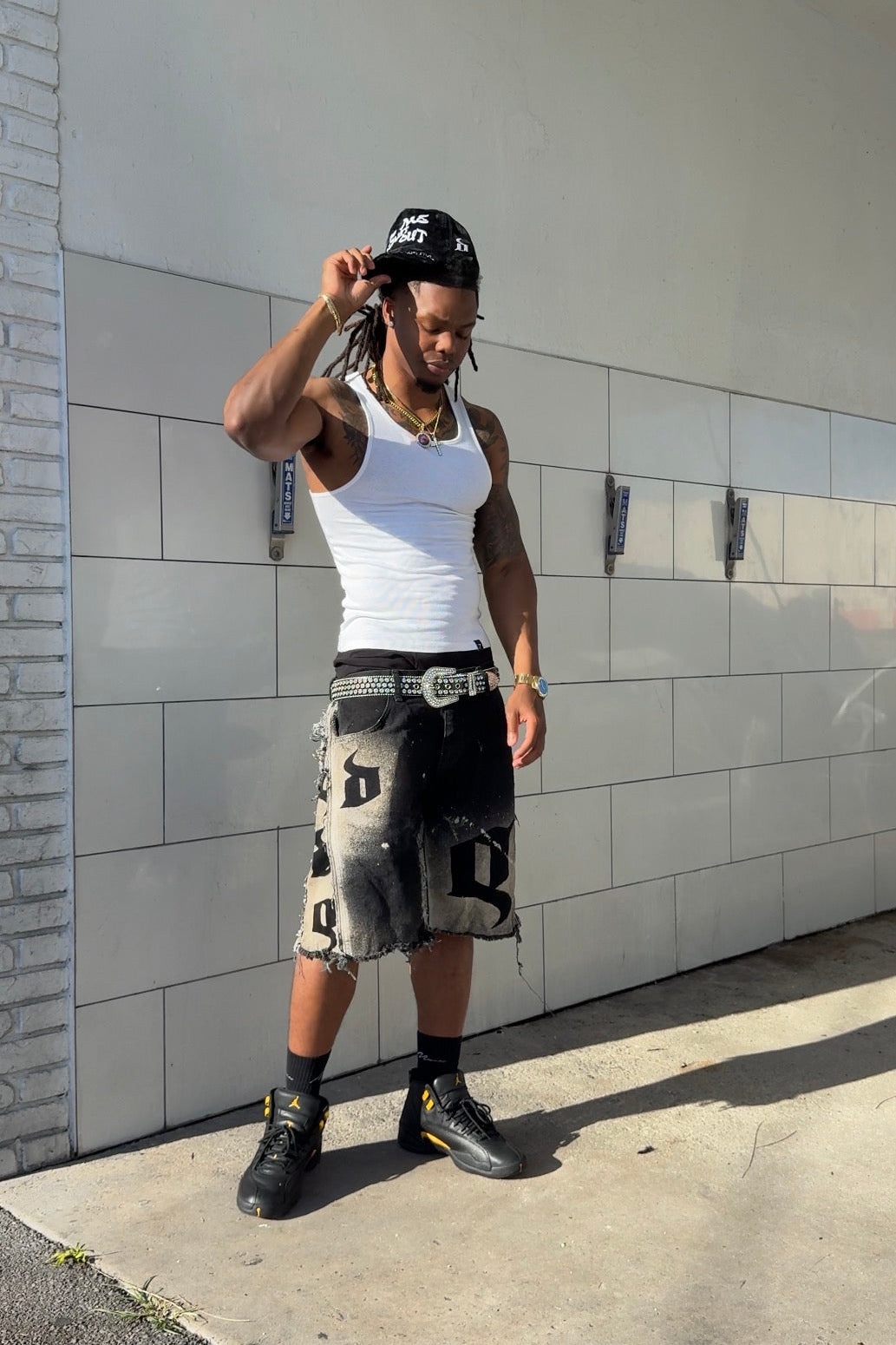 De Vinci Noir Renegade 3/4 Baggy Jorts denim jeans with a relaxed fit and distressed detailing.