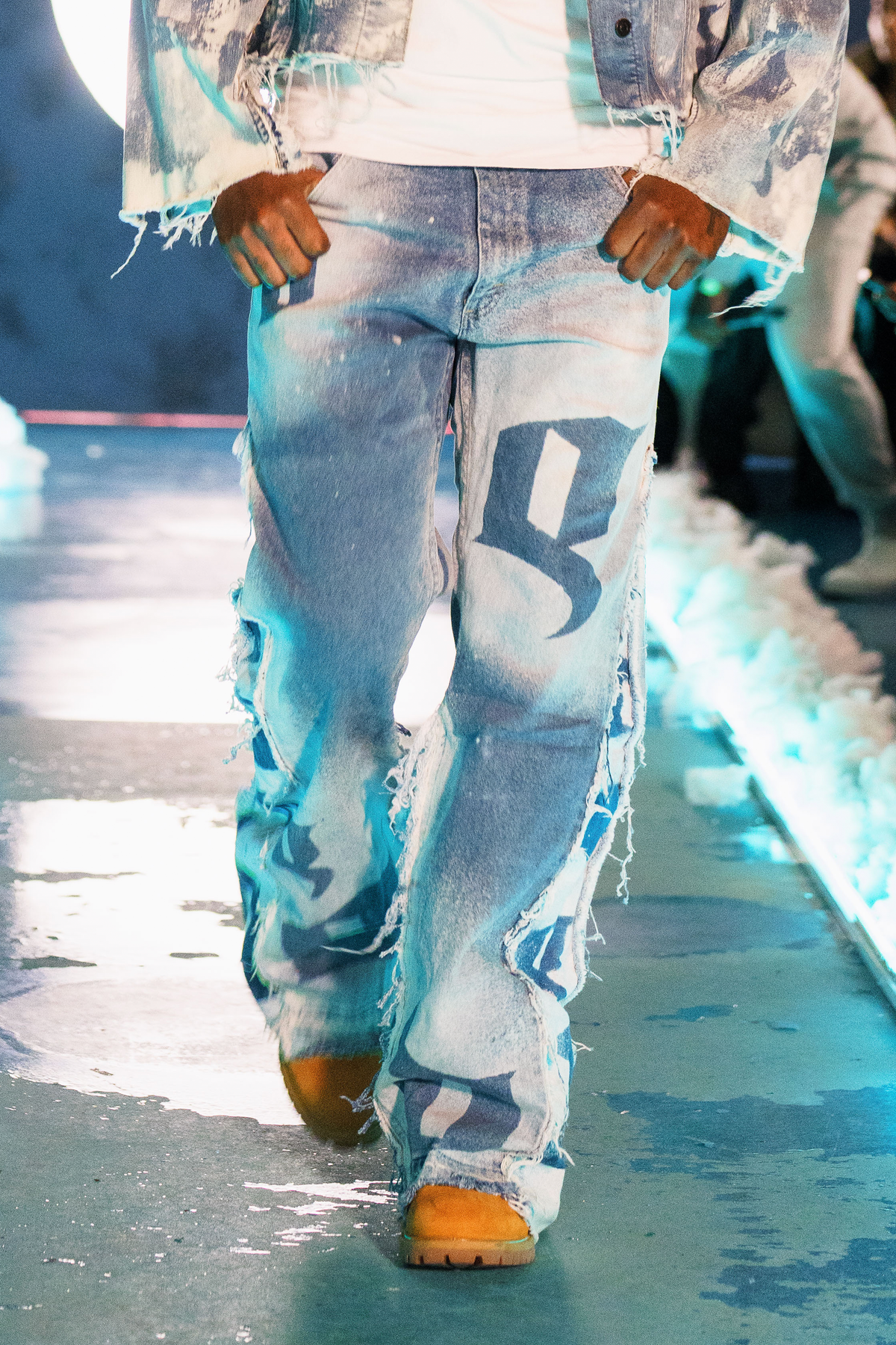 Dusk Blue wide-leg flared jeans by De Vinci, navy denim with a relaxed fit and stylish flare, displayed on a model.