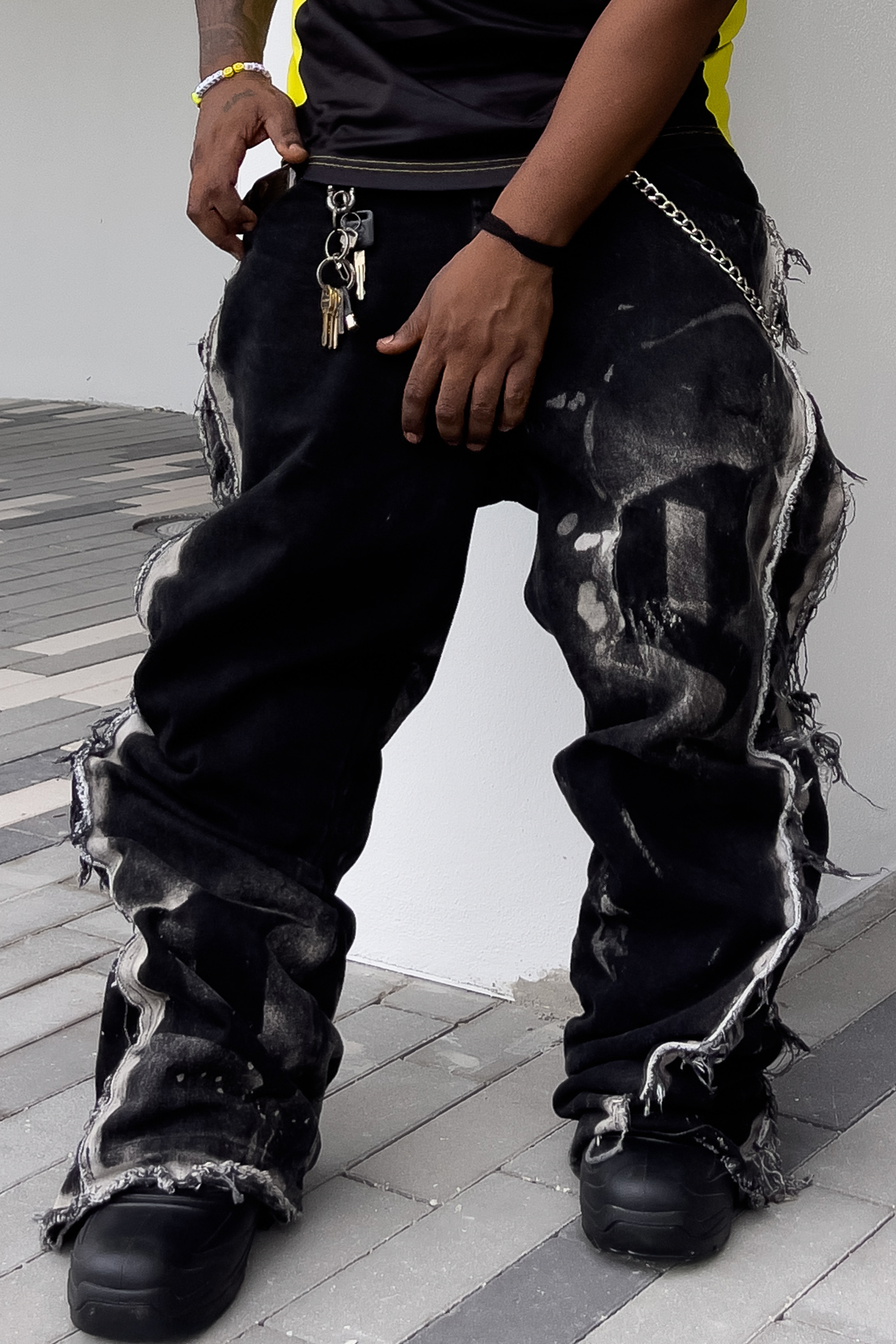 De Vinci Noir Renegade baggy jeans with a relaxed fit and dark wash, showcasing front pockets and distressed details.
