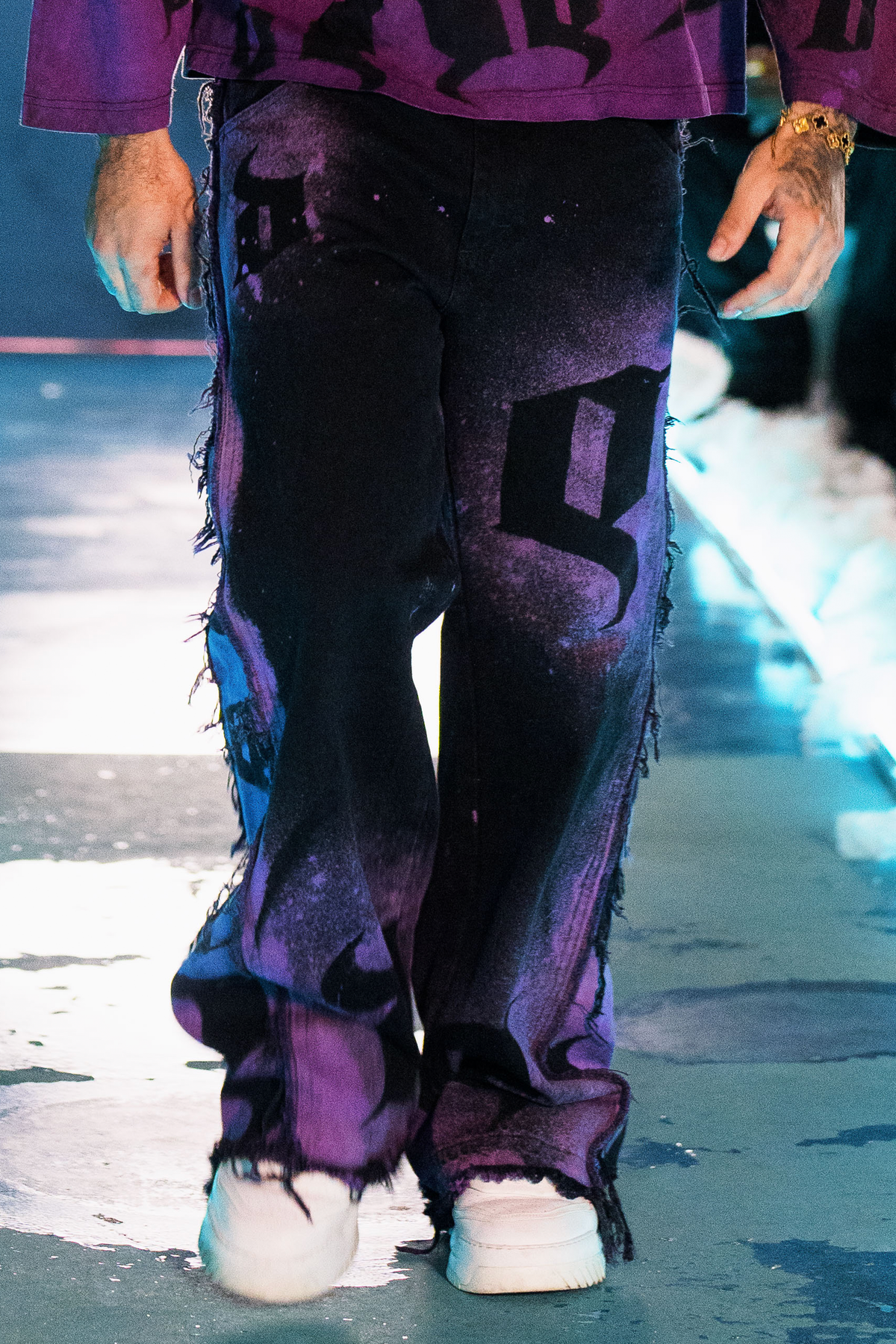 De Vinci Wockesha Reign wide-leg flared jeans in purple, showing the relaxed fit and stylish design with a high waist.