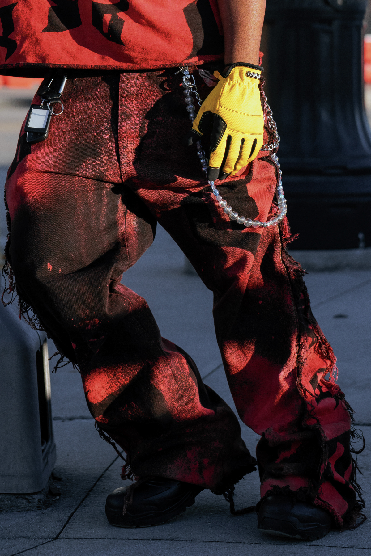 De Vinci Scarlet Ash wide-leg flared jeans with high waist and distressed details, shown on a model.